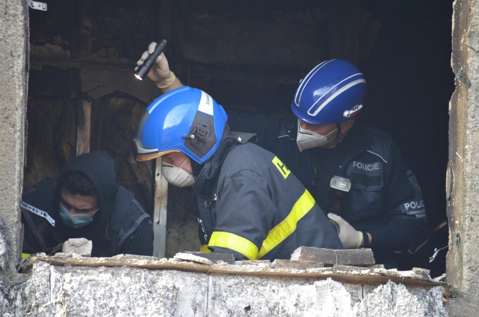 Po příčině detonace nadále pátrají vyšetřovatelé od hasičů a od policie.