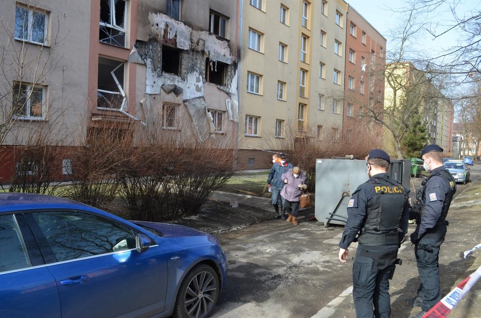 Po příčině detonace nadále pátrají vyšetřovatelé od hasičů a od policie.