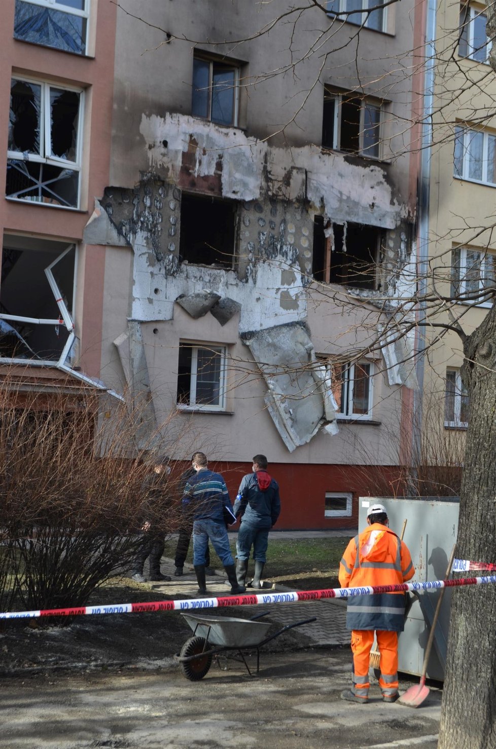 Pracovníci technických služeb z Ostravy uklízí po mohutném výbuchu. Všude se válí trosky.