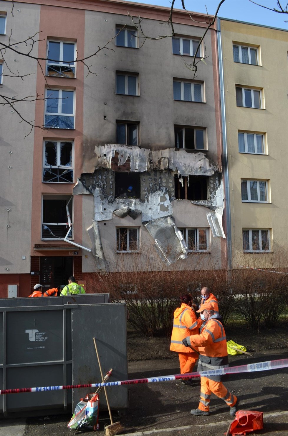 Pracovníci technických služeb z Ostravy uklízí po mohutném výbuchu. Všude se válí trosky.