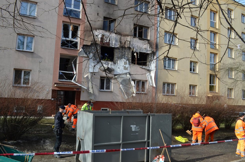 Pracovníci technických služeb z Ostravy uklízí po mohutném výbuchu. Všude se válí trosky.