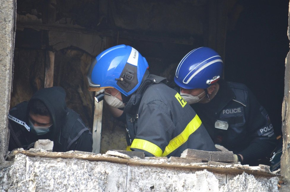 Po příčině detonace nadále pátrají vyšetřovatelé od hasičů a od policie.