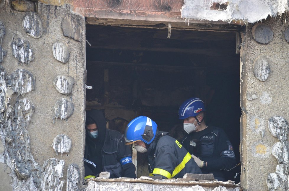 Po příčině detonace nadále pátrají vyšetřovatelé od hasičů a od policie.