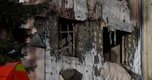 Hasiči zasahovali u požáru v pětipatrovém domě v Ostravě - Hrabůvce. Hořet začalo nad ránem ve zvýšeném přízemí, podle hasičů zřejmě po výbuchu.