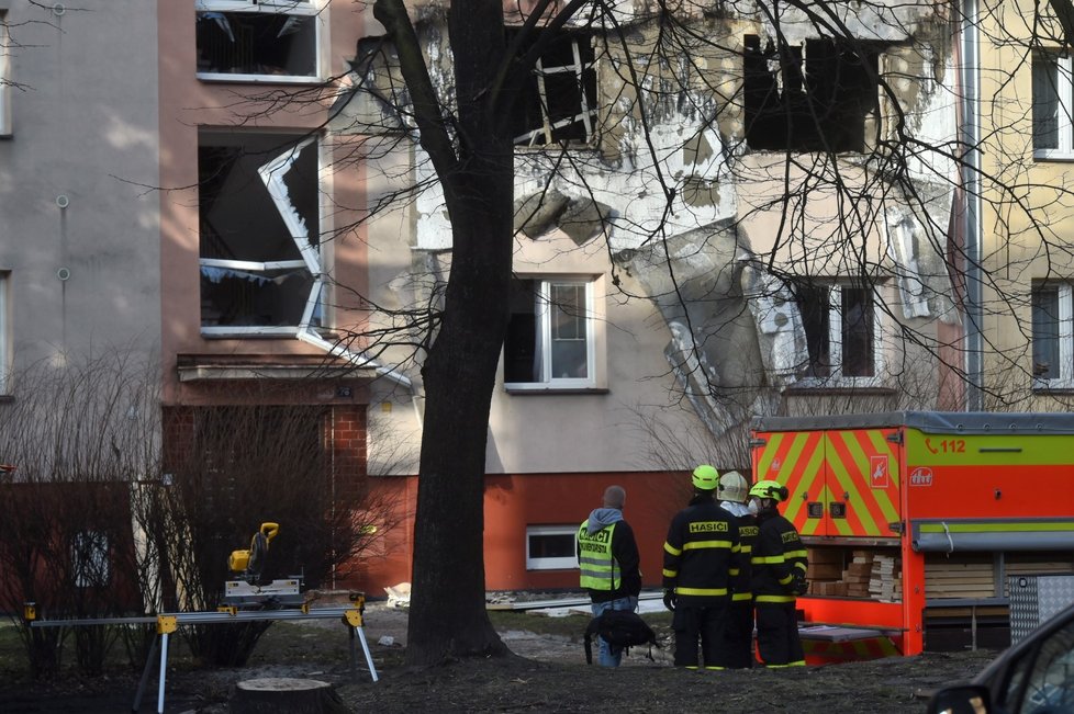 Hasiči zasahovali u požáru v pětipatrovém domě v Ostravě-Hrabůvce. Hořet začalo nad ránem ve zvýšeném přízemí, podle hasičů zřejmě po výbuchu.