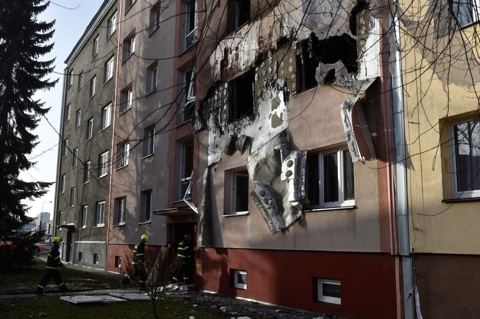 Hasiči zasahovali u požáru v pětipatrovém domě v Ostravě - Hrabůvce. Hořet začalo nad ránem ve zvýšeném přízemí, podle hasičů zřejmě po výbuchu.