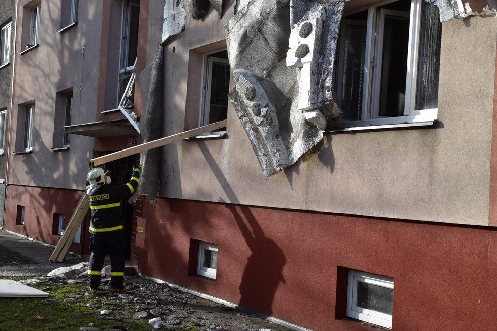 Hasiči zasahovali u požáru v pětipatrovém domě v Ostravě-Hrabůvce. Hořet začalo nad ránem ve zvýšeném přízemí, podle hasičů zřejmě po výbuchu.