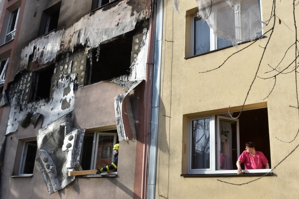 Hasiči zasahovali u požáru v pětipatrovém domě v Ostravě-Hrabůvce. Hořet začalo nad ránem ve zvýšeném přízemí, podle hasičů zřejmě po výbuchu.