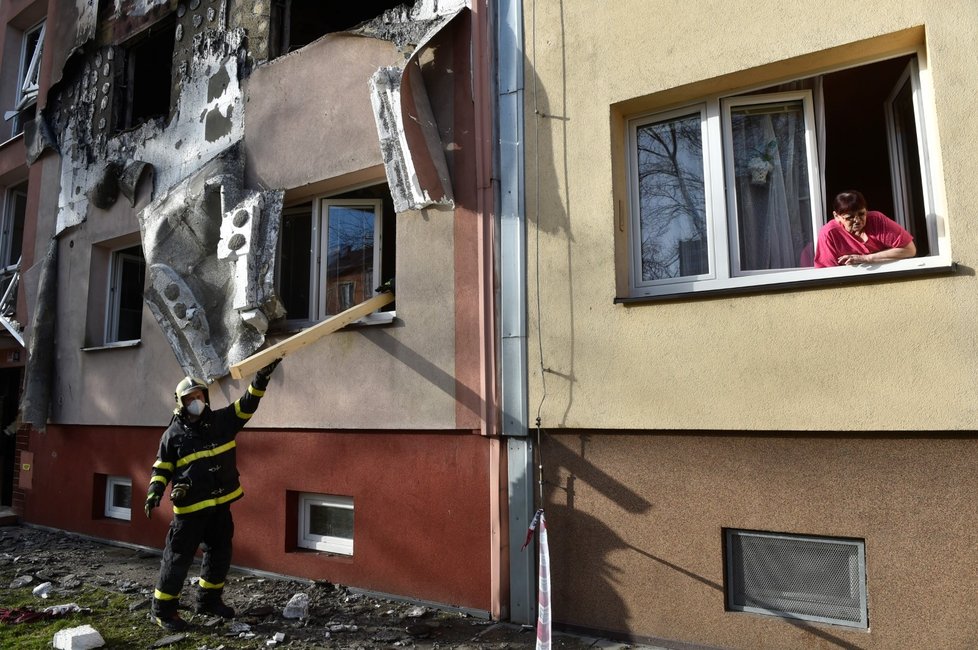 Hasiči zasahovali u požáru v pětipatrovém domě v Ostravě - Hrabůvce. Hořet začalo nad ránem ve zvýšeném přízemí, podle hasičů zřejmě po výbuchu.