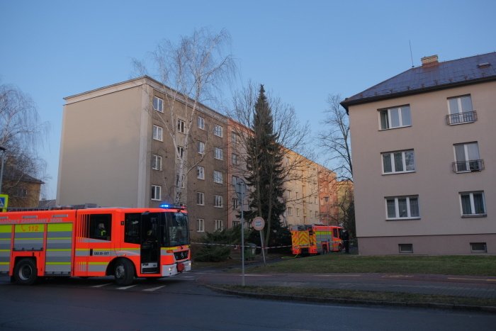 Hasiči zasahovali u požáru v pětipatrovém domě v Ostravě - Hrabůvce. Hořet začalo nad ránem ve zvýšeném přízemí, podle hasičů zřejmě po výbuchu.