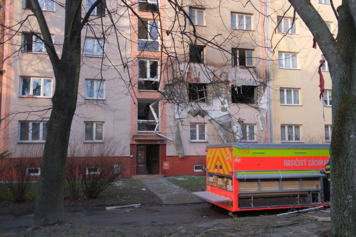 Hasiči zasahovali u požáru v pětipatrovém domě v Ostravě - Hrabůvce. Hořet začalo nad ránem ve zvýšeném přízemí, podle hasičů zřejmě po výbuchu.