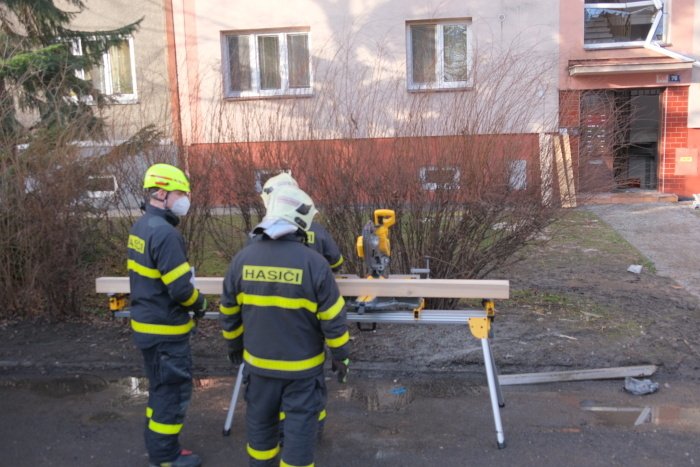 Hasiči zasahovali u požáru v pětipatrovém domě v Ostravě-Hrabůvce. Hořet začalo nad ránem ve zvýšeném přízemí, podle hasičů zřejmě po výbuchu.