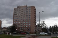 Smrt ženy pod "prokletým" barákem v Ostravě: Z balkonu se prý zřítila opilá
