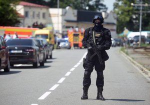 Policisté zasahovali ve Vřesinské ulici v ostravské části Poruba, kde se ve středu před polednem zabarikádoval v bytě muž.