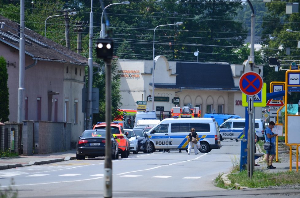 Vřesinská ulice v Ostravě je obšancovaná policisty. Okolí stále prohledávají policisté a hledají další bombu. Muže, který s ní vyhrožoval, postřelili do nohy.