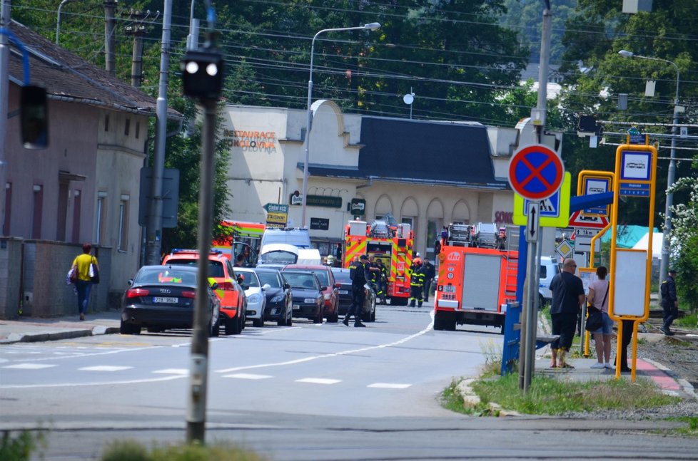 Vřesinská ulice v Ostravě je obšancovaná policisty. Okolí stále prohledávají policisté a hledají další bombu. Muže, který s ní vyhrožoval, postřelili do nohy.