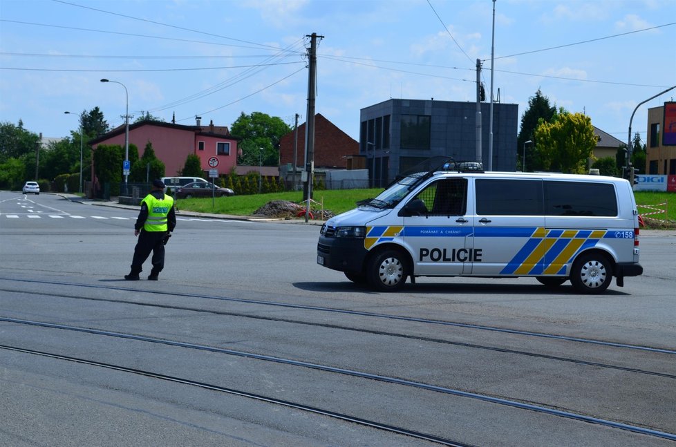 Vřesinská ulice v Ostravě je obšancovaná policisty. Okolí stále prohledávají policisté a hledají další bombu. Muže, který s ní vyhrožoval, postřelili do nohy.