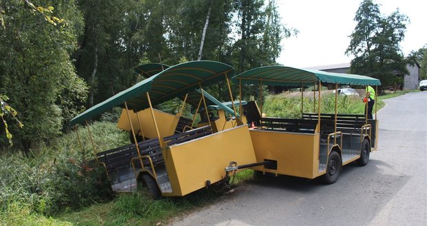 V Jabloňově havaroval dětský vláček! Šest zraněných, na místo letěl vrtulník