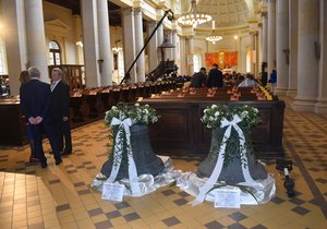 Slavnostní přivítání a požehnání pěti navrácených kostelních zvonů v Ostravě. Za války je zabavili nacisté.
