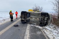Řidička u Ostřešan převrátila auto na bok: Pod osobákem měla zaklíněnou ruku