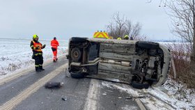 Řidička u Ostřešan převrátila auto na bok: Pod osobákem měla zaklíněnou ruku