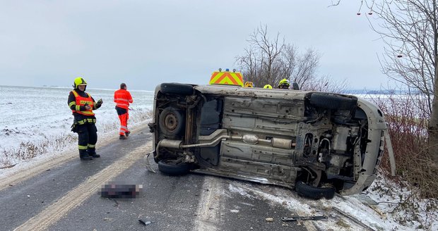 Řidička u Ostřešan převrátila auto na bok: Pod osobákem měla zaklíněnou ruku