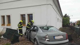 Při nehodě u Ostřešan vjelo auto do předzahrádky a narazilo do domu.