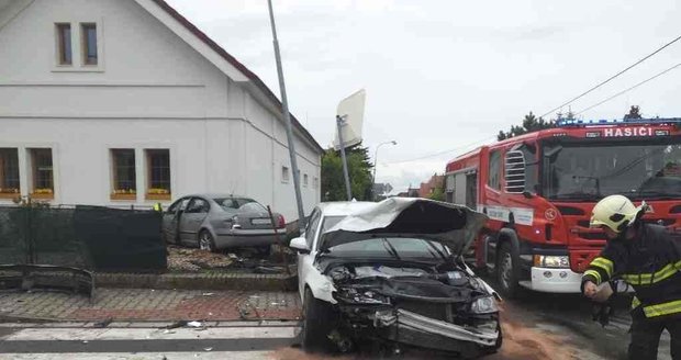 Při nehodě u Ostřešan vjelo auto do předzahrádky: Hasiči zavtipkovali na účet korona-opatření