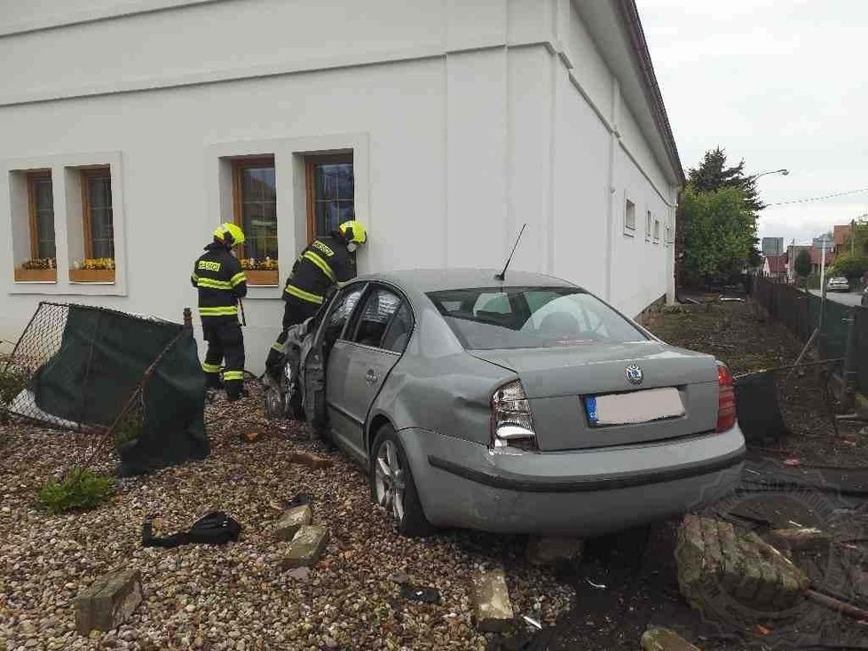 Při nehodě u Ostřešan vjelo auto do předzahrádky a narazilo do domu.