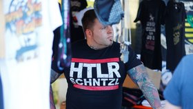 Prodejce suvenýrů na neonacistickém rockovém festivalu ve městě Ostritz v Německu.