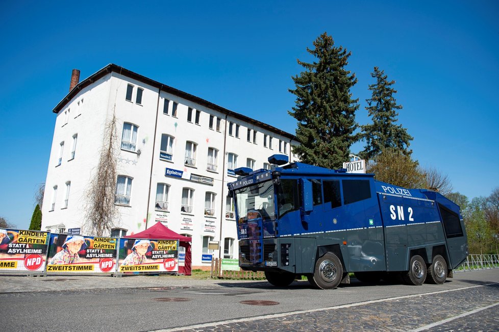 Na místě konání neonacistického festivalu v Ostritzi nechybí policejní vodní děla.