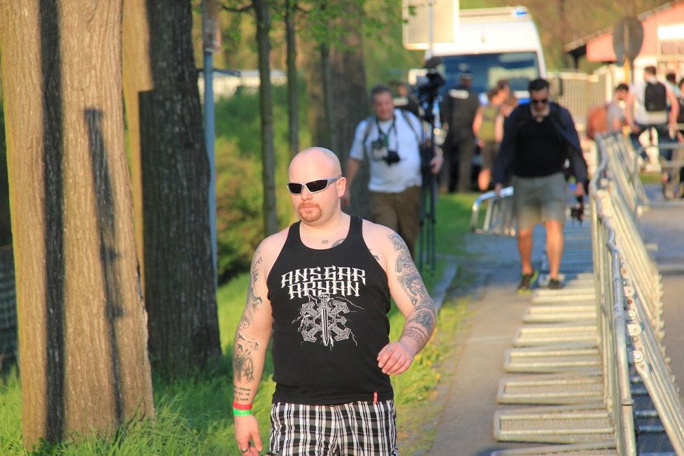 Návštěvníci festivalu se museli podrobit policejním kontrolám. Ani to je neodradilo.