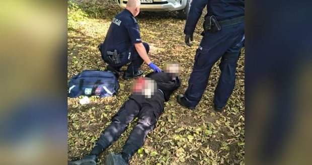 Jakub napadl ostrými zbraněmi několik lidí na polském učilišti, policie ho krátce po činu zadržela.