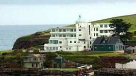 Na ostrově se nachází hotel z roku 1929.