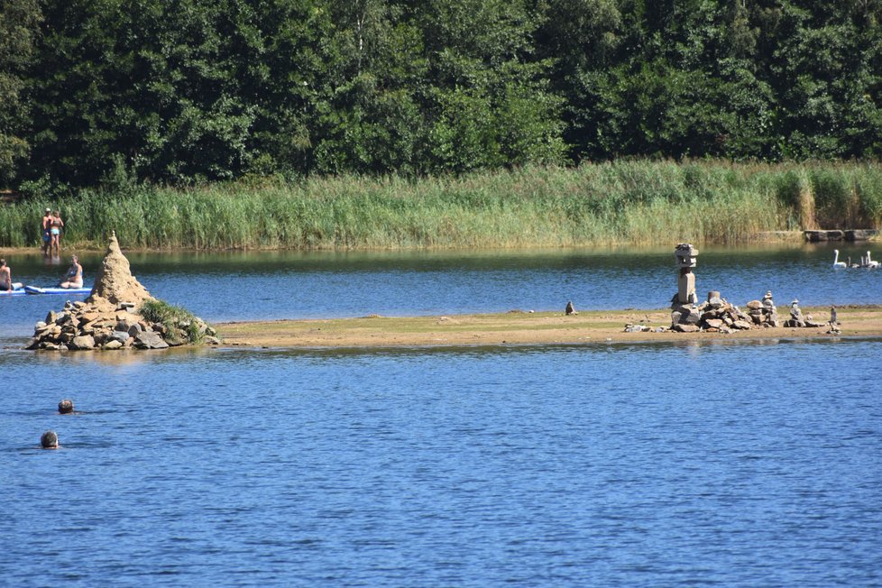 Hladina neustále klesá a takhle vypadá ostrov teď.