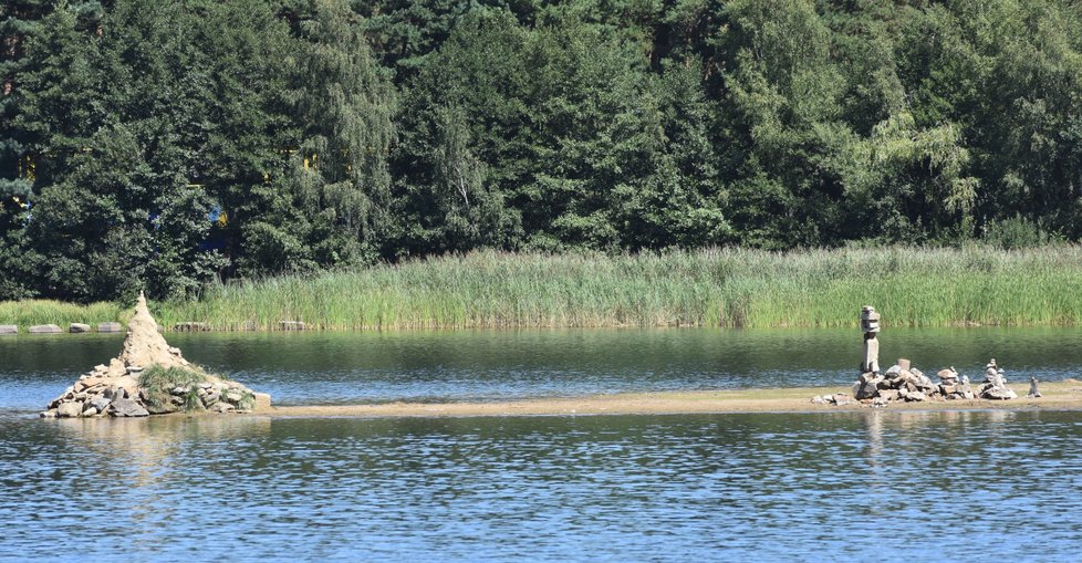 Hladina neustále klesá a takhle vypadá ostrov teď.