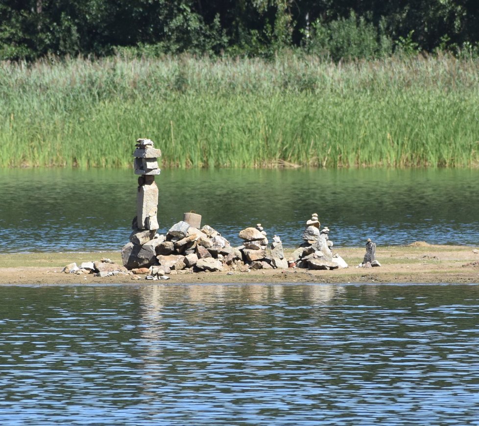 Hladina neustále klesá a takhle vypadá ostrov teď.