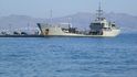 Ostrov Kos - přístav střeží vojenská loď. Pro jistotu