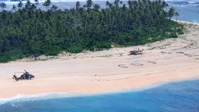 Trosečníky zachránil obří nápis v písku. Na opuštěný ostrov v ráji je odnesly vlny