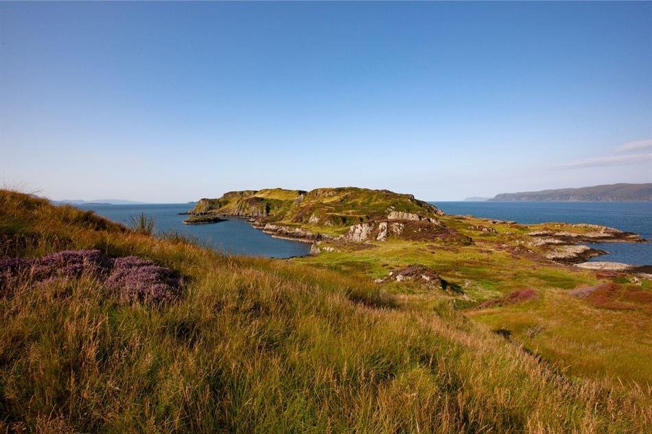 Neobydlený ostrov u pobřeží Skotska je na prodej v přepočtu za 3,6 milionu korun.