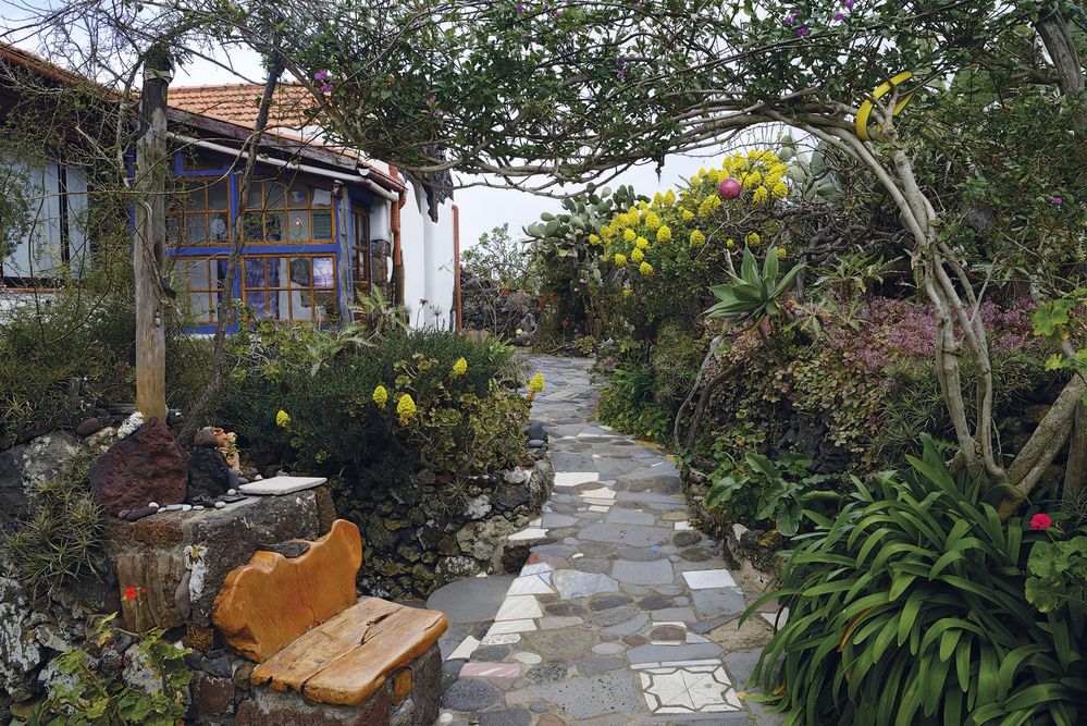 Na ostrově je dostatek vody, a kdo se snaží, může mít celoročně zelenou, kvetoucí, přímo rajskou zahradu (zahrada malíře Kitaa)