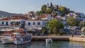 Stále populárnějšími zájezdy do Řecka jsou takzvané Island Hopping, tedy okruhy po ostrovech. Nejoblíbenější jsou Santorini, Mykonos a Rhodos. Ale spoustu slunce, bílé domky a třpytivé moře najdou turisté i na dalších řeckých ostrovech a ostrůvkách. Vzpomeňte třeba na romantické záběry z filmu Mamma Mia, které se točily na ostrově Skiathos.