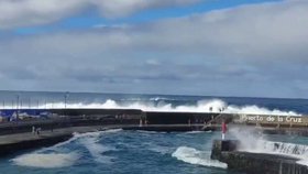 Vlny na Tenerife smetly turisty.