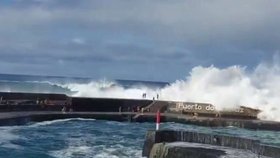 Vlny na Tenerife smetly turisty.