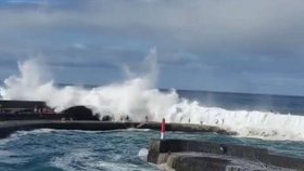 Vlny na Tenerife smetly turisty.