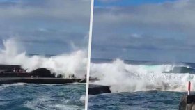 Vlny na Tenerife smetly turisty.