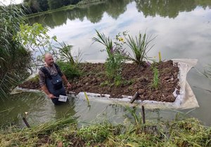 Z vyřazeného železárenského vodovodního potrubí postavili rybáři na rybníku ve Stříteži nedaleko Třince plovoucí ostrov.