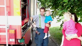 Za to, že byl chlapec statečný, mu hasiči ukázali zásahové auto