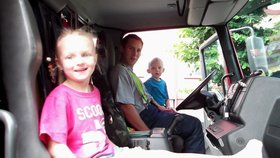 Chlapec i se sestrou si poté mohli sednou do hasičského vozu