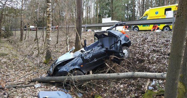 Tragická nehoda na Písecku: Spolujezdec zemřel, z auta zbyla jen hromada šrotu